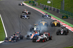 Carlos Sainz Jr., Scuderia Toro Rosso STR11, Pascal Wehrlein, Manor Racing MRT05 et Romain Grosjean, Haas F1 Team VF-16 au départ