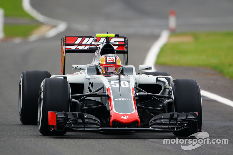 Leclerc también debuta en F1 en 2016, haciendo sus primeros test y entrenamientos libres con Haas, equipo vinculado a Ferrari.