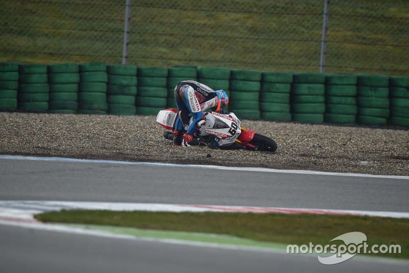 Van der Mark crasht voor eigen fans