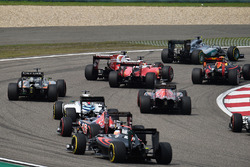 Sebastian Vettel, Ferrari SF16-H y Kimi Raikkonen, Ferrari SF16-H hacen contacto después de la arran