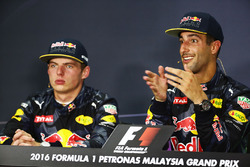 Пресс-конференция: Даниэль Риккардо, Red Bull Racing, победитель (справа); Макс Ферстаппен, Red Bull