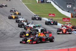 Max Verstappen, Red Bull Racing RB12, bij de start van de race