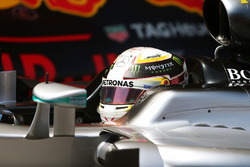 Il poleman Lewis Hamilton, Mercedes AMG F1 W07 Hybrid nel parco chiuso