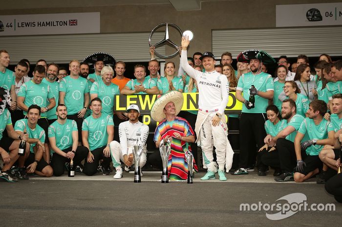 Mercedes celebra un nuevo doblete en México