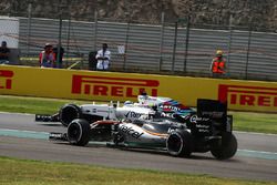 Sergio Perez, Sahara Force India F1 VJM09 runs wide while battling with Felipe Massa, Williams FW38