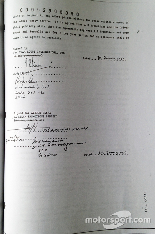 Firma del contrato de Ayrton Senna con Lotus