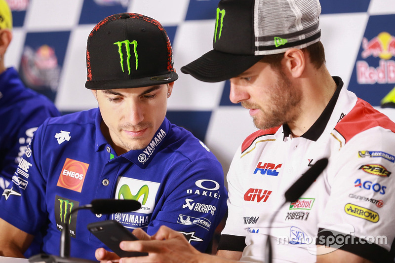 Apa yang sedang dilihat Maverick Vinales dan Cal Crutchlow?