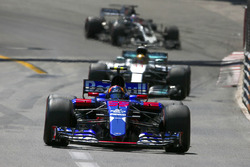 Carlos Sainz Jr., Scuderia Toro Rosso STR12, Lewis Hamilton, Mercedes AMG F1 W08