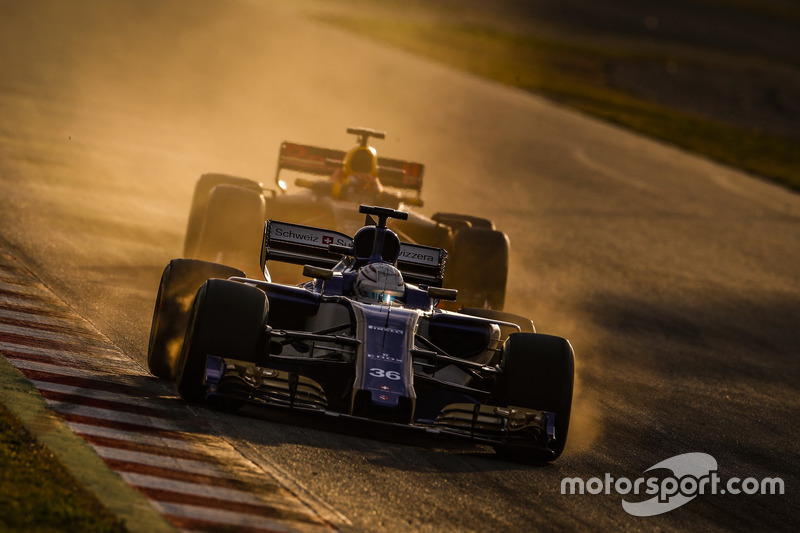 Antonio Giovinazzi, Sauber C36, y Max Verstappen, Red Bull Racing RB13