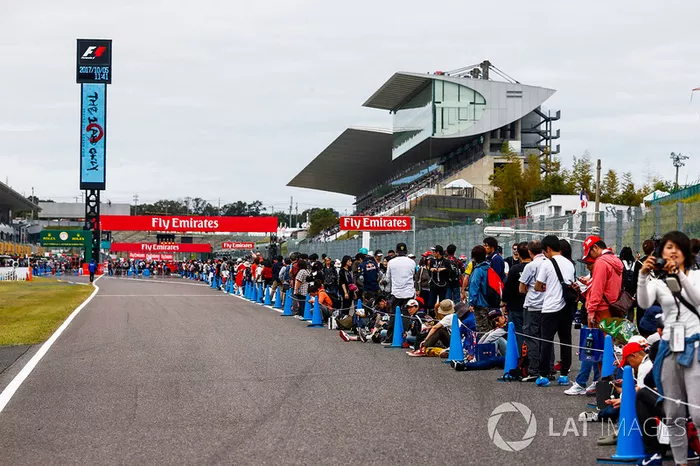 Desde cedo, os fãs fizeram longas filas para entrar no paddock de Suzuka.