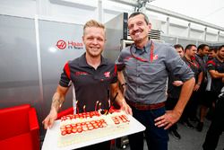 Kevin Magnussen, Haas F1 Team, is presented with a birthday cake by Guenther Steiner, Team Principal, Haas F1 Team