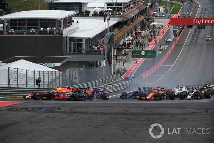 Max Verstappen, Red Bull Racing RB13, Fernando Alonso, McLaren MCL32, Daniil Kvyat, Scuderia Toro Rosso STR12, chocan
