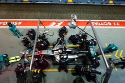 Lewis Hamilton, Mercedes AMG F1 W08 pits