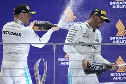 Podium: tercero, Valtteri Bottas, Mercedes AMG F1 y ganador, Lewis Hamilton, Mercedes AMG F1