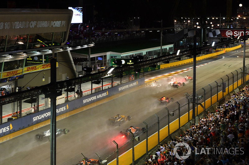 Sebastian Vettel, Ferrari SF70H, Max Verstappen, Red Bull Racing RB13 and Kimi Raikkonen, Ferrari SF70H crash at the start of the race