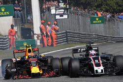 Max Verstappen, Red Bull Racing RB13, front puncture and Romain Grosjean, Haas F1 Team VF-17 battle