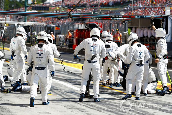 Los miembros del equipo Williams en acción