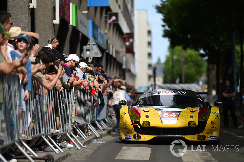 №84 JMW Motorsport Ferrari 488 GTE: Роберт Смит, Уилл Стивенс, Дрис Вантхор