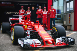 Гонщики Ferrari Кими Райкконен и Себастьян Феттель, руководитель команды Ferrari Маурицио Арривабене