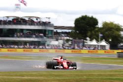 Sebastian Vettel, Ferrari SF70H, sale de la pista por un pinchazo