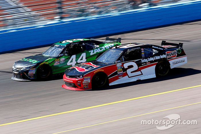 Austin Dillon, Richard Childress Racing Chevrolet y David Starr, TriStar Motorsports Toyota