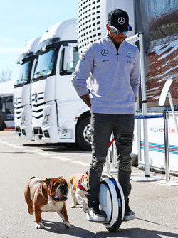 Lewis Hamilton, Mercedes AMG F1, mit einem Hoverboard und seinen Hunden Roscoe und Coco im Fahrerlag
