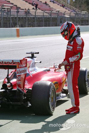 Kimi Raikkonen, Ferrari SF16-H se detiene al final del pit lane