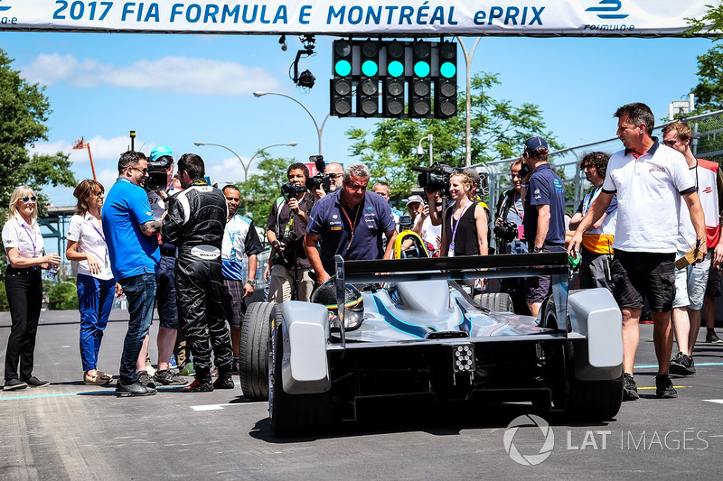 Patrick Carpentier being con los medios