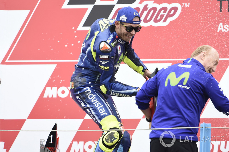 Podio: Ganador de la carrera Valentino Rossi, Yamaha Factory Racing