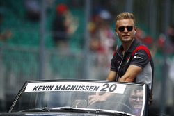 Kevin Magnussen, Haas F1 Team, durant la parade des pilotes