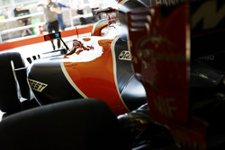 Fernando Alonso, McLaren, se prépare à sortir du garage