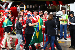 Felipe Massa, Williams, est applaudi par l'équipe Ferrari et rejoint par son père Luis Antonio Massa, sa femme Rafaela Bassi, et son frère Dudu Massa, dans les stands après son abandon