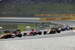 Фернандо Алонсо, McLaren MCL32 та Себастьян Феттель, Ferrari SF70H, на старті гонки