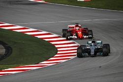 Valtteri Bottas, Mercedes-Benz F1 W08 et Sebastian Vettel, Ferrari SF70H