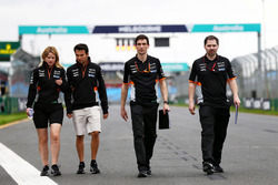 Sergio Perez, Sahara Force India F1, Bernadette Collins, Sahara Force India F1 Team Performance e ingeniero de estrategia y Tim Wright, Sahara Force India F1 Team ingeniero de carrera Sergio Pérez, Sahara Force India F1, Bernadette Collins, Sahara Force India F1 Team Performance y ingeniero de estrategia caminan por el circuito