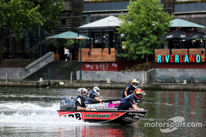 Daniel Ricciardo, Red Bull Racing y Max Verstappen, Red Bull Racing en un bote de carreras en el río Yarra