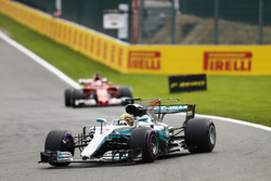 Lewis Hamilton, Mercedes AMG F1 W08, Sebastian Vettel, Ferrari SF70H