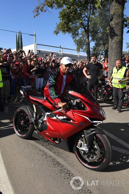 Lewis Hamilton, Mercedes AMG F1 llega al circuito en su moto