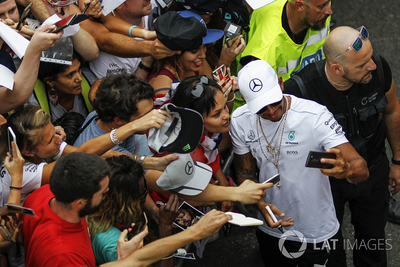 Lewis Hamilton, Mercedes AMG F1 fans selfie