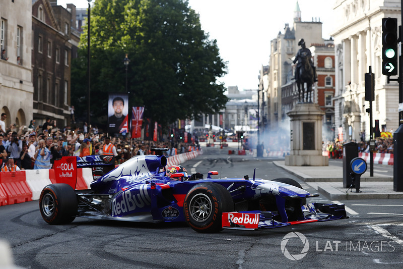 Daniil Kvyat, Scuderia Toro Rosso, melakukan atraksi di jalanan