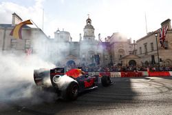 Daniel Ricciardo, Red Bull Racing RB13, hace algunas donuts