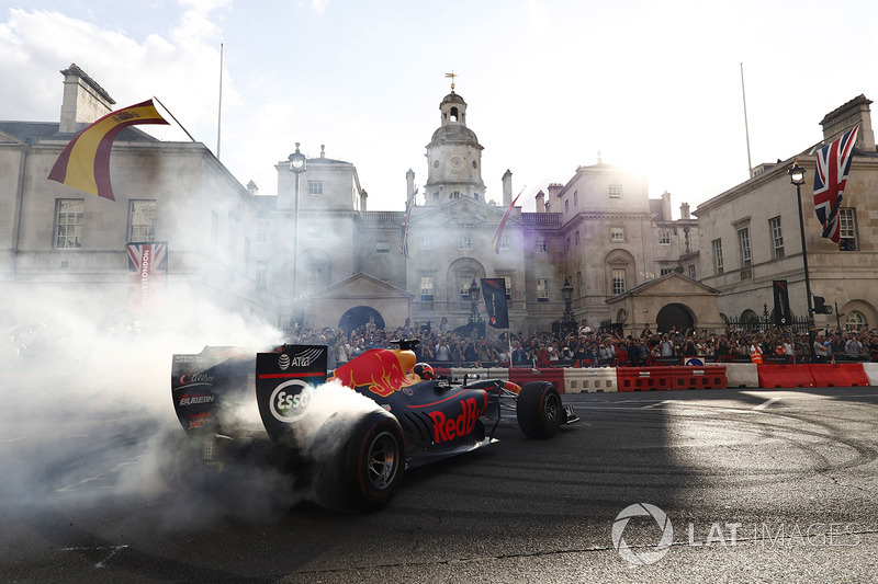 Daniel Ricciardo, Red Bull Racing RB13, donut yapıyor