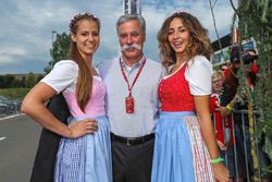 Chase Carey, Director y Presidente Ejecutivo de la Formula One Group y las chicas