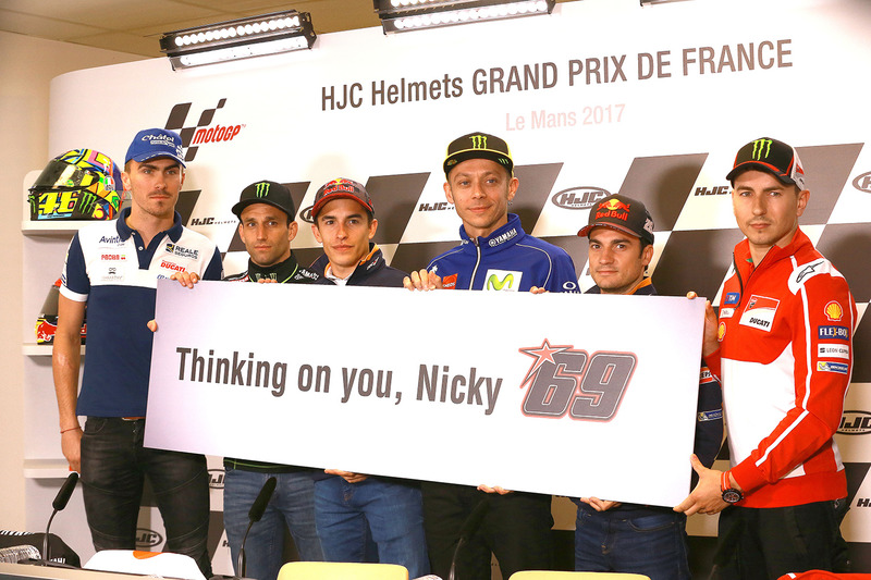 En soutien à Nicky Hayden, les pilotes posent avec une pancarte sur laquelle est écrit 