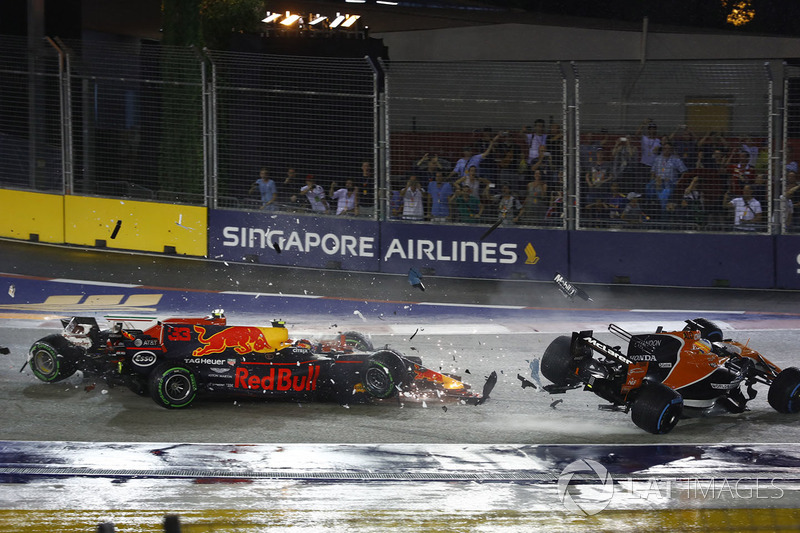 Kimi Raikkonen, Ferrari SF70H, takes out Max Verstappen, Red Bull Racing RB13 and Fernando Alonso, McLaren MCL32