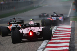 Фернандо Алонсо, McLaren MCL32, Естебан Окон, Force India VJM10