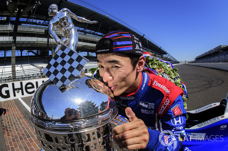 Takuma Sato, Andretti Autosport Honda viert zijn Indy 500-overwinning door de  Borg-Warner Trophy te