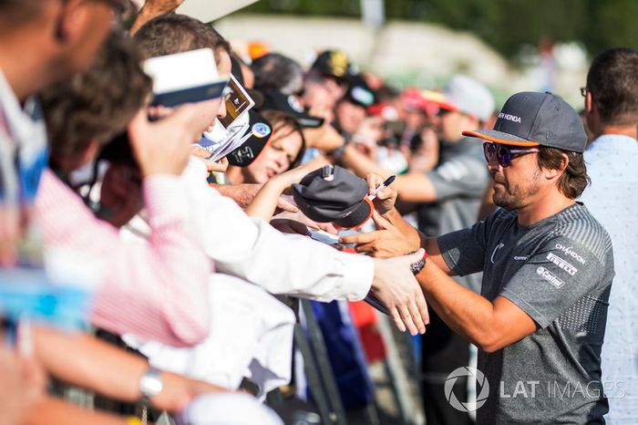 Fernando Alonso, McLaren firma autógrafos a los fans
