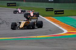 Nico Hulkenberg, Renault Sport F1 Team RS17, Fernando Alonso, McLaren MCL32, Esteban Ocon, Sahara Fo