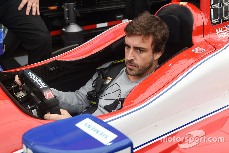 Fernando Alonso sentado en el coche de Marco Andretti